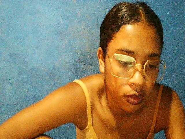 TriciaBella's BongaCams show and profile