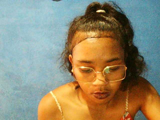 TriciaBella's BongaCams show and profile