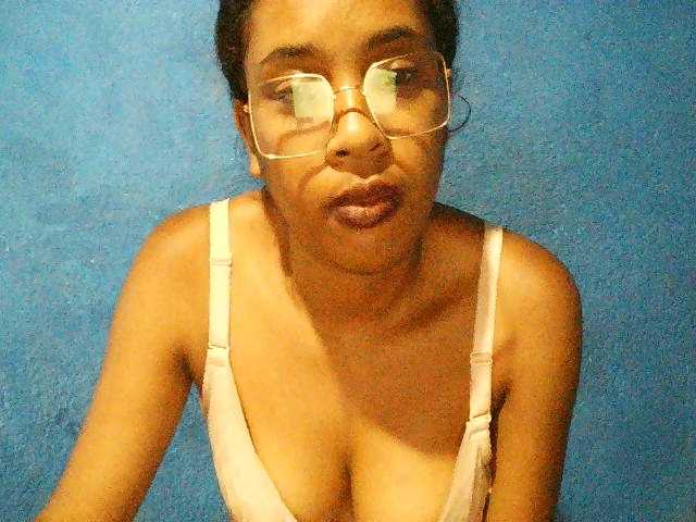 TriciaBella's BongaCams show and profile