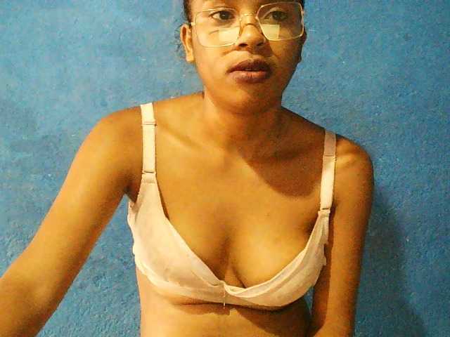 TriciaBella's BongaCams show and profile