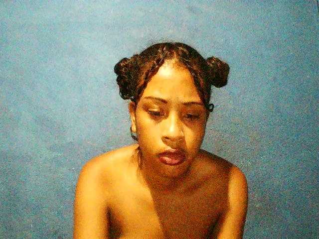 TriciaBella live cam