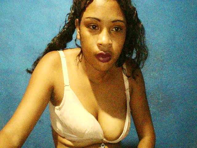 TriciaBella live cam profile