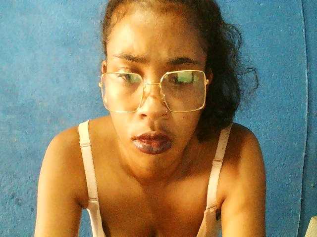 TriciaBella's BongaCams show and profile