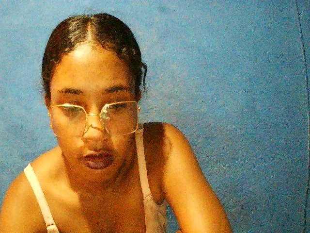 TriciaBella's BongaCams show and profile