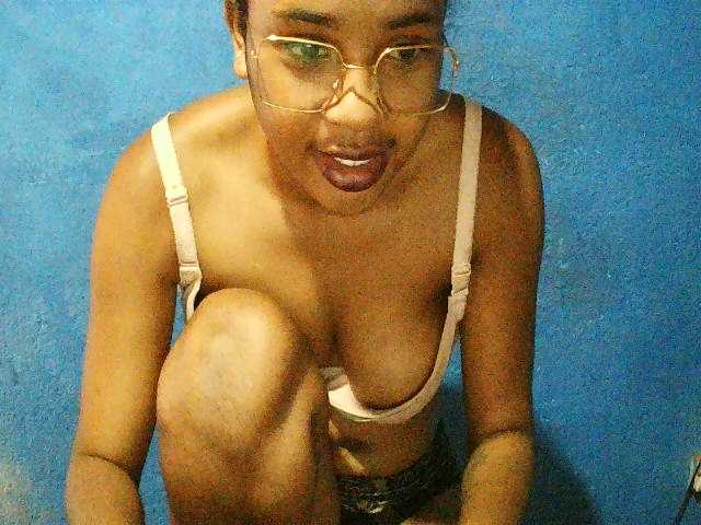 TriciaBella's BongaCams show and profile