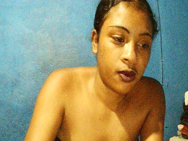 TriciaBella's BongaCams show and profile