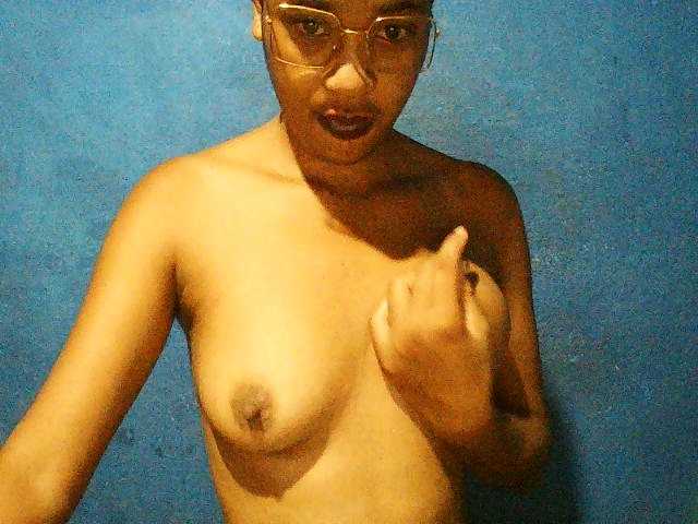 TriciaBella's BongaCams show and profile