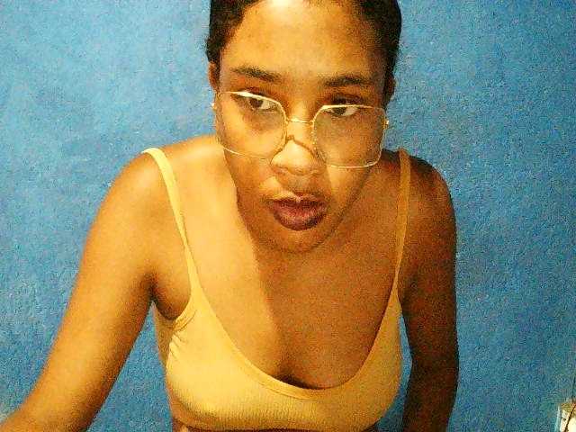 TriciaBella's BongaCams show and profile