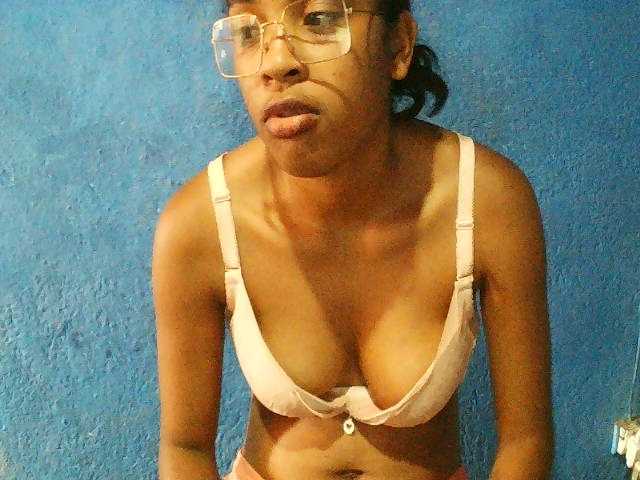 TriciaBella's BongaCams show and profile