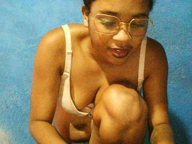 TriciaBella's BongaCams show and profile