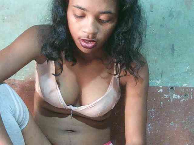 TriciaBella webcam