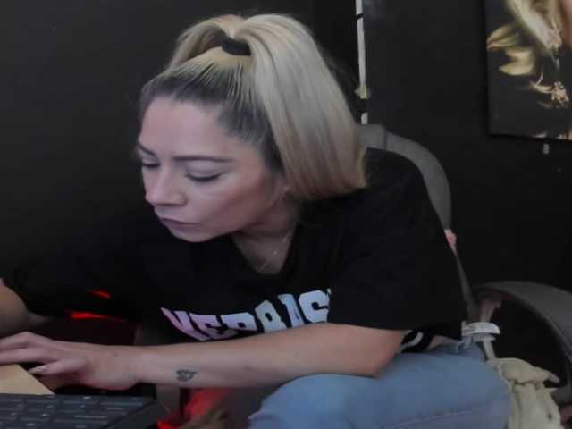 viktoria-davis's BongaCams show and profile