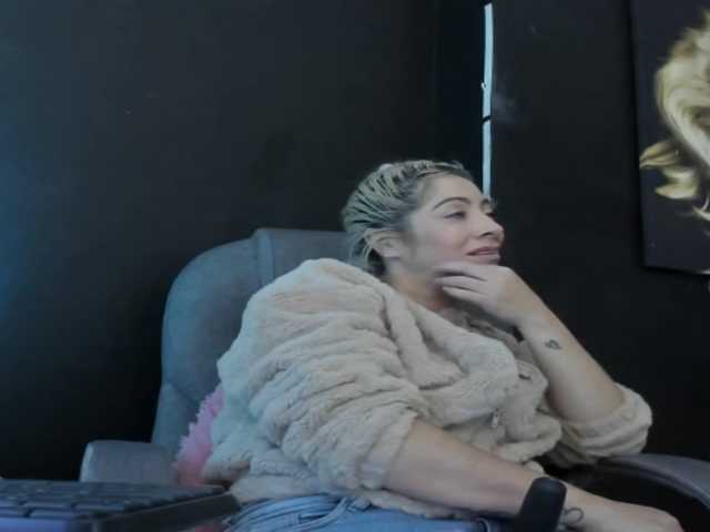 viktoria-davis's BongaCams show and profile