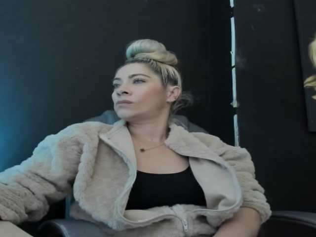 viktoria-davis's BongaCams show and profile