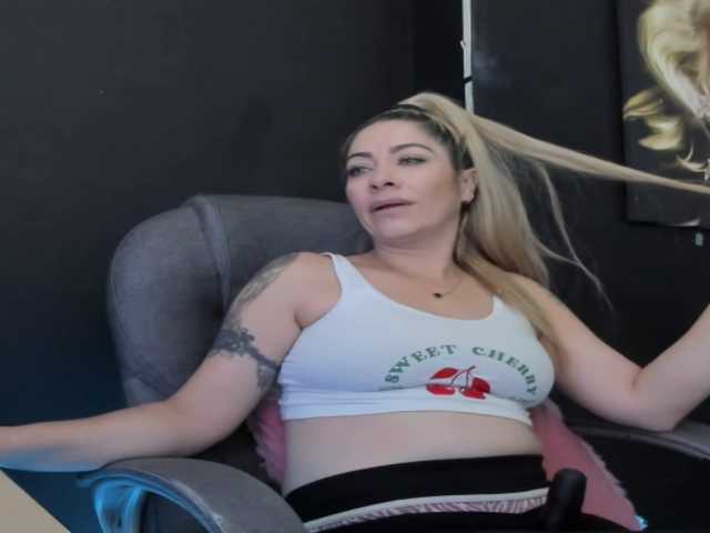 viktoria-davis's BongaCams show and profile