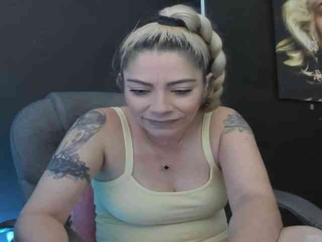 viktoria-davis viktoria-davis