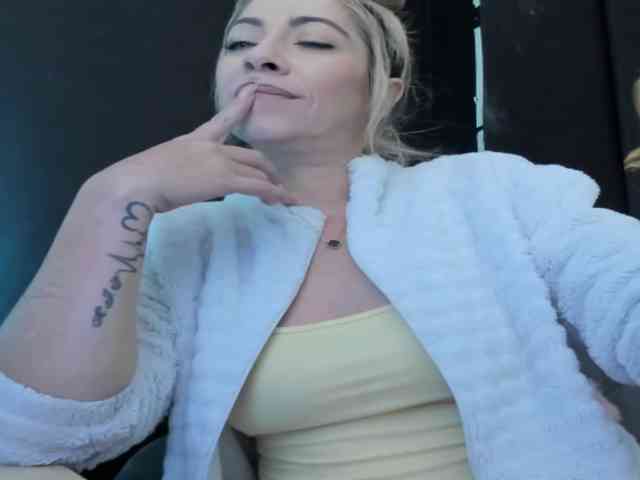 viktoria-davis viktoria-davis