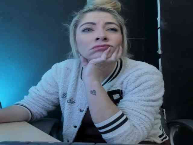 viktoria-davis viktoria-davis