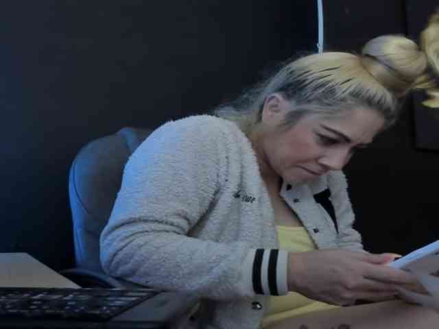 viktoria-davis viktoria-davis