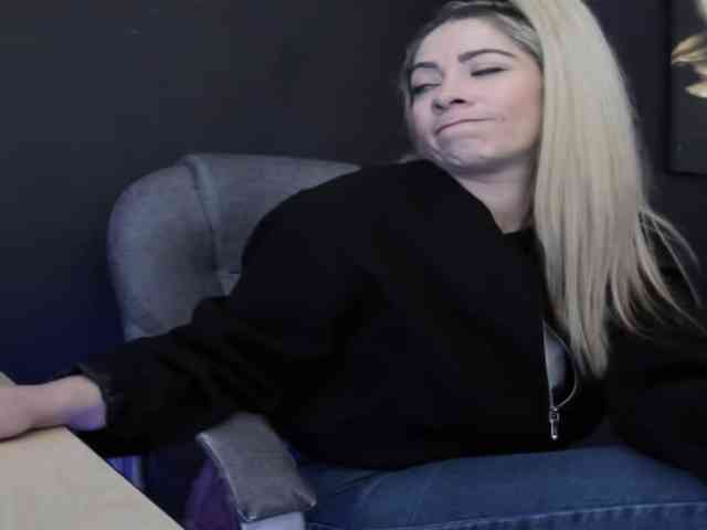 viktoria-davis viktoria-davis