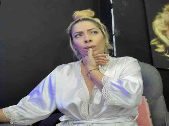 viktoria-davis viktoria-davis