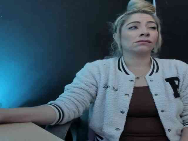 viktoria-davis viktoria-davis