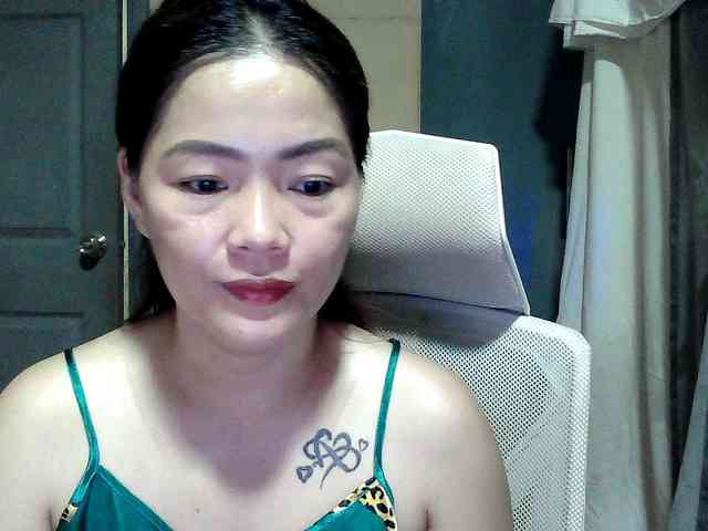 Wildhotsinglemom... Live Webcam on BongaCams