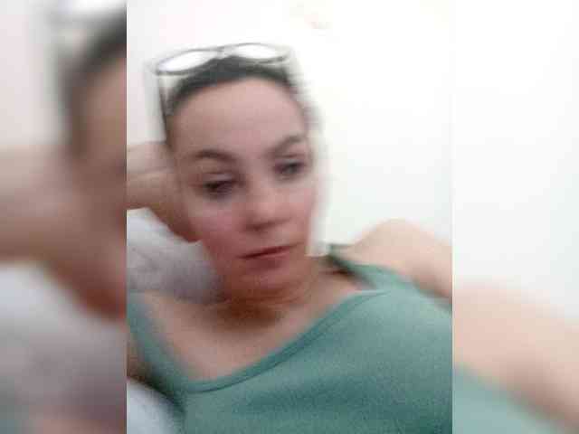 TessBertie Live Webcam on BongaCams