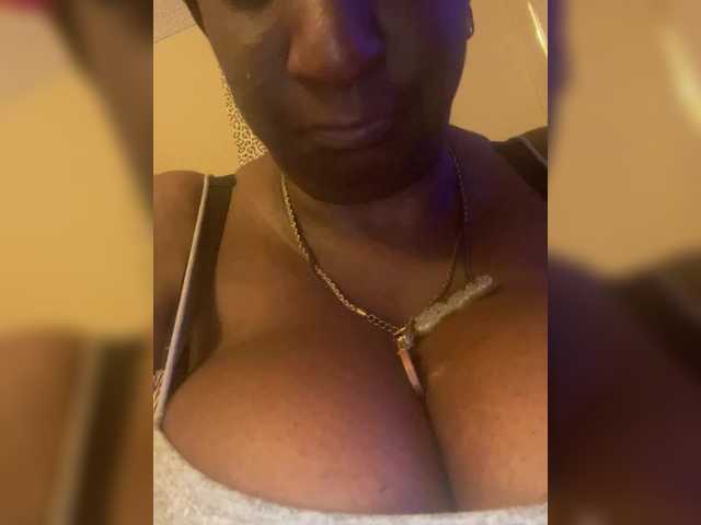 Profile and Statistics for prettydeafmari on BongaCams