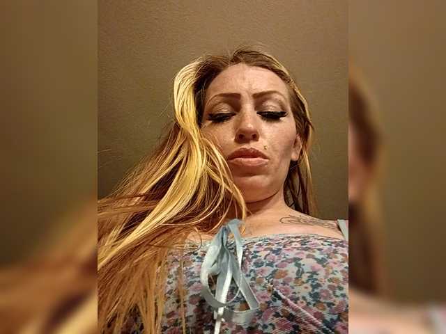 Meowzers7771's BongaCams show and profile