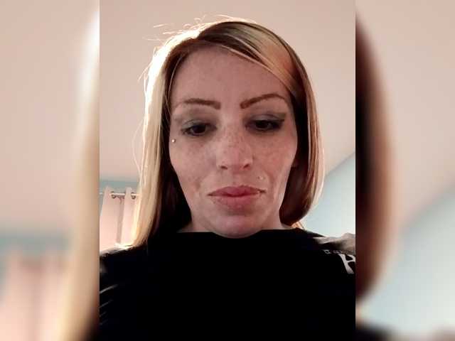 Meowzers7771's BongaCams show and profile