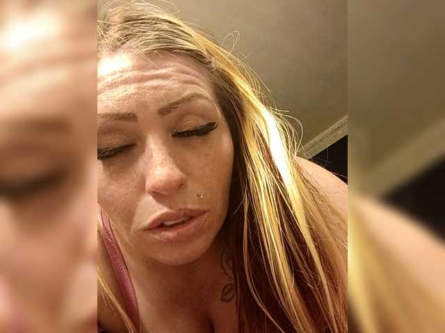 Meowzers7771's BongaCams show and profile