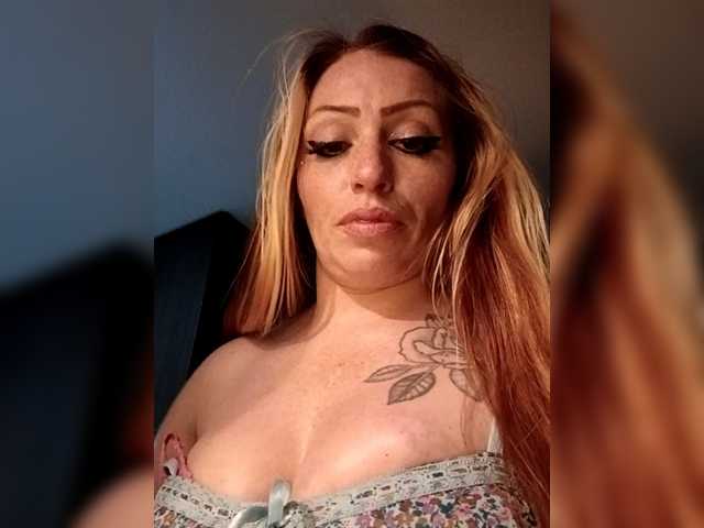 Meowzers7771's BongaCams show and profile