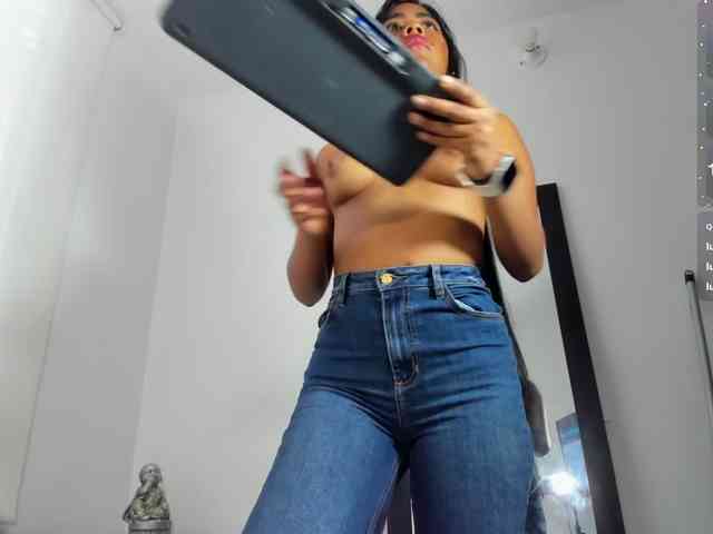EmilyJhons webcam