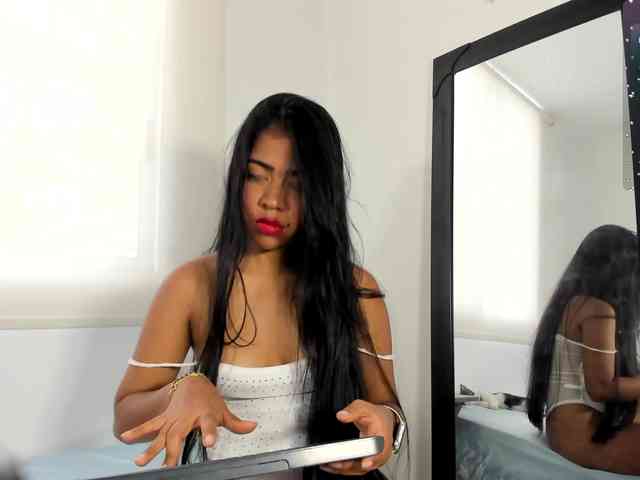 EmilyJhons webcam