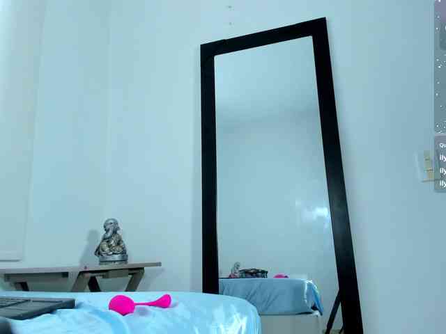EmilyJhons webcam