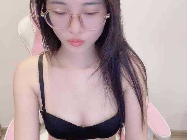 LylySweet18 webcam