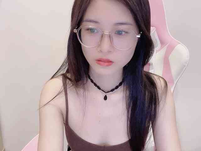 LylySweet18 webcam