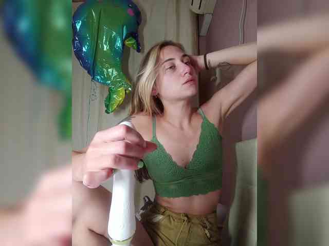 MilkyGirl webcam