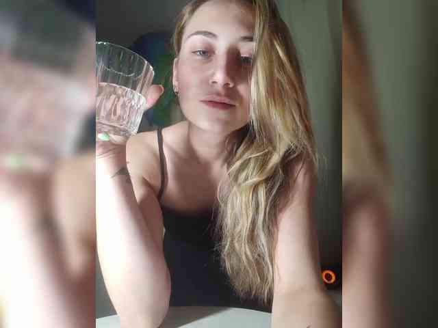 MilkyGirl webcam
