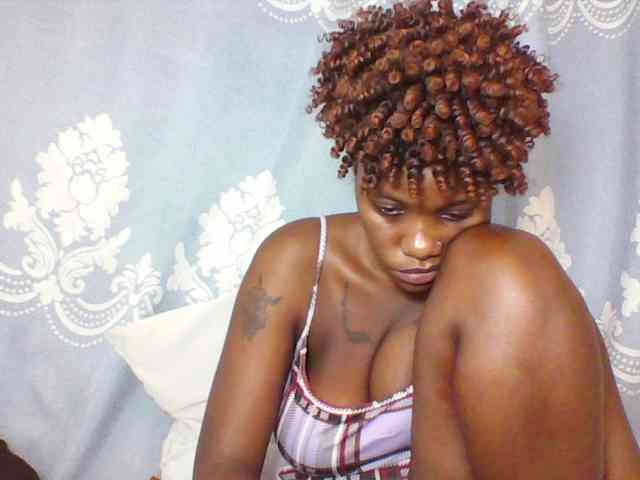 Prettydarksin webcam