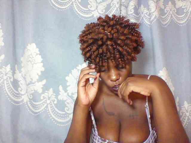 Prettydarksin webcam