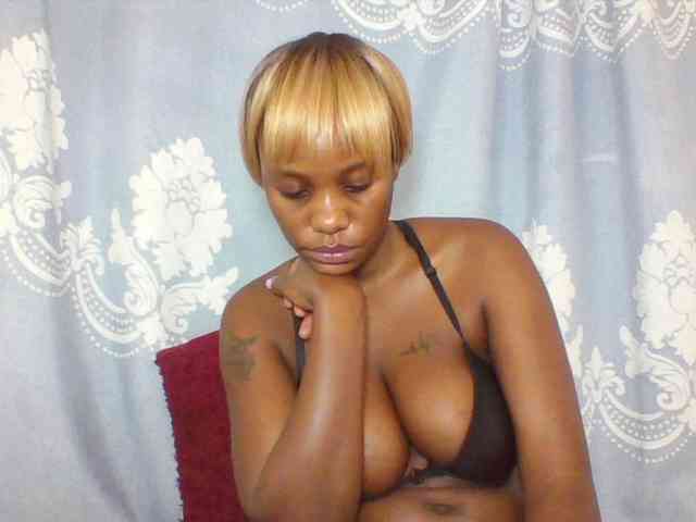 Prettydarksin webcam
