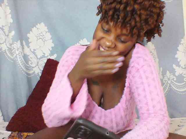 Prettydarksin webcam