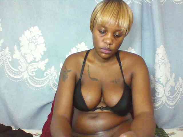 Prettydarksin Live Webcam on BongaCams