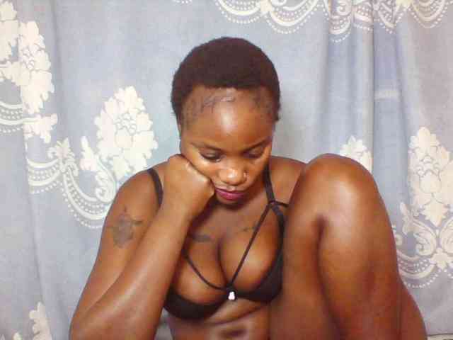 Prettydarksin webcam