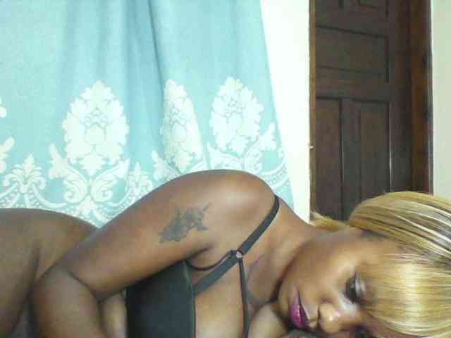 Prettydarksin webcam