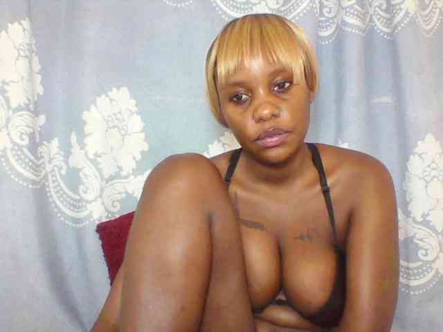 Prettydarksin webcam