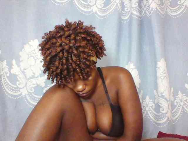 Prettydarksin webcam