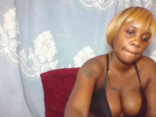 Prettydarksin webcam